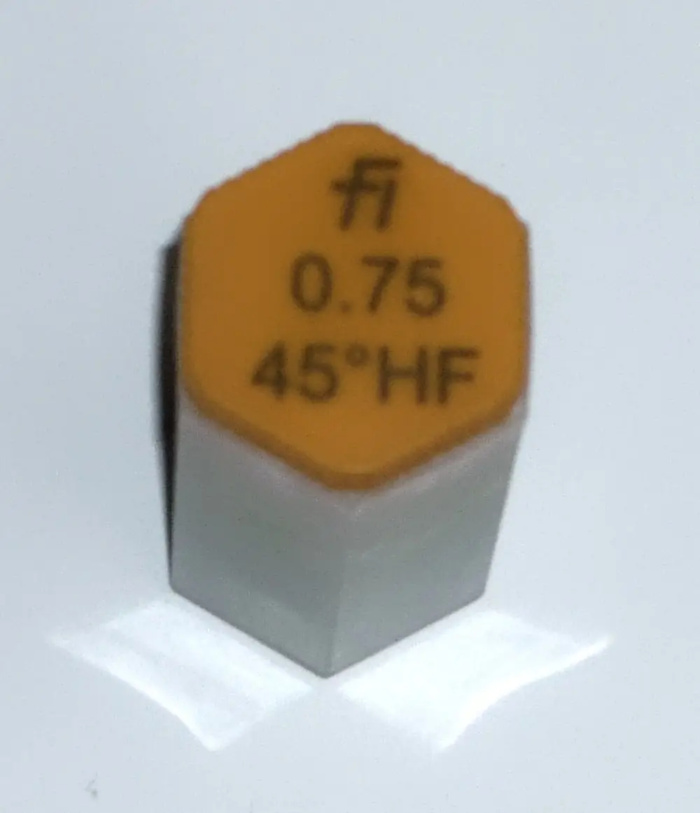 Daikin Öl-Düse mit hexagonalem Kopf, beige Etikett mit Text. Sichtbar sind die Werte 0.75 und 45° HF. Unterseite in weißem Kunststoff.